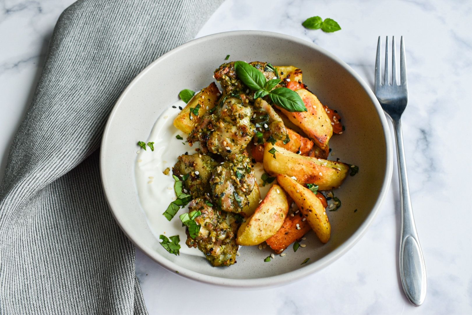 pesto-vistiena-su-bulvemis-ir-plakta-feta