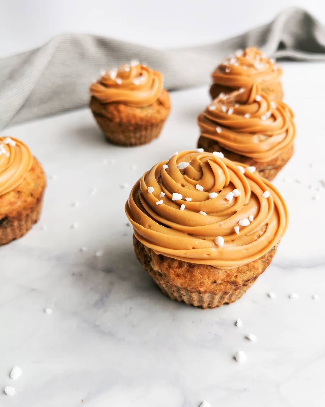 Bananiniai-keksiukai-su-karameles-kepure