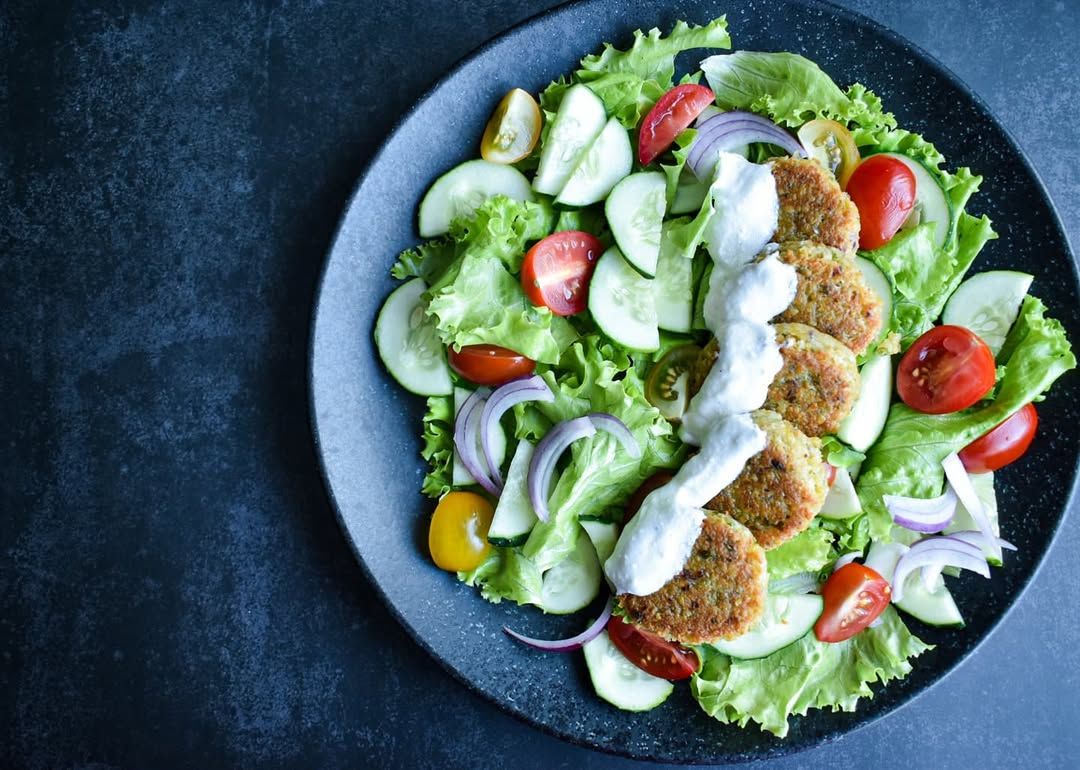 Falafeliai-su-darzovemis-ir-plaktos-fetos-padazu