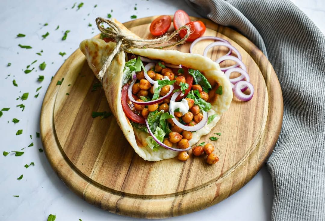 Graikiško-jogurto-duoneles-su-traskiais-avinzirniais