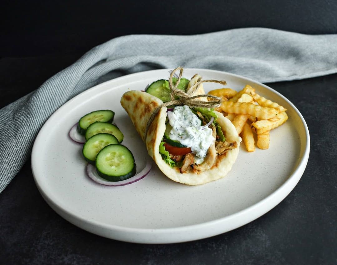 Jogurto-duonele-su-vistiena-ir-tzatziki