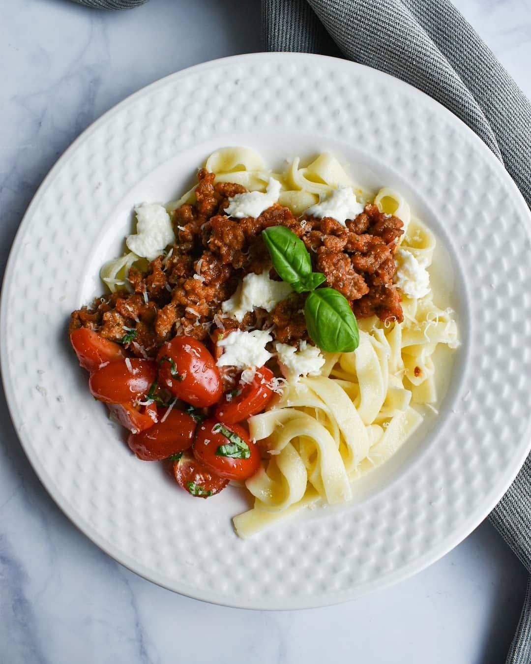 Makaronai-su-malta-mesa-ir-raudonuoju-pesto