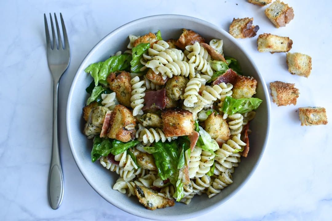Makaronu-ir-pesto-vistienos-salotos