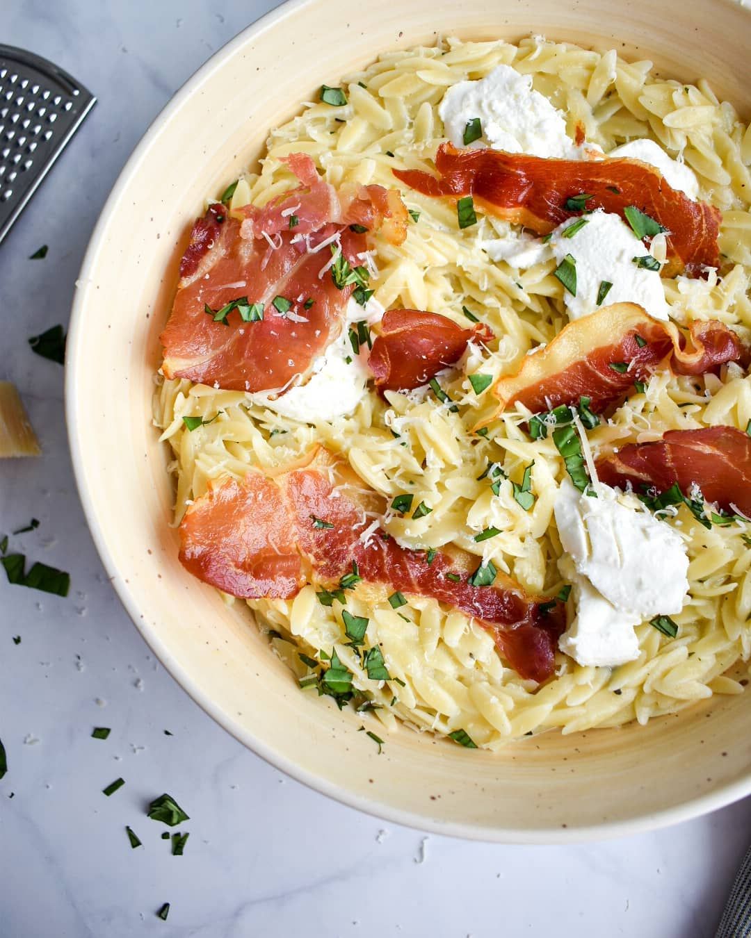 Orzo-makaronai-su-padazu-ir-vytintu-kumpiu