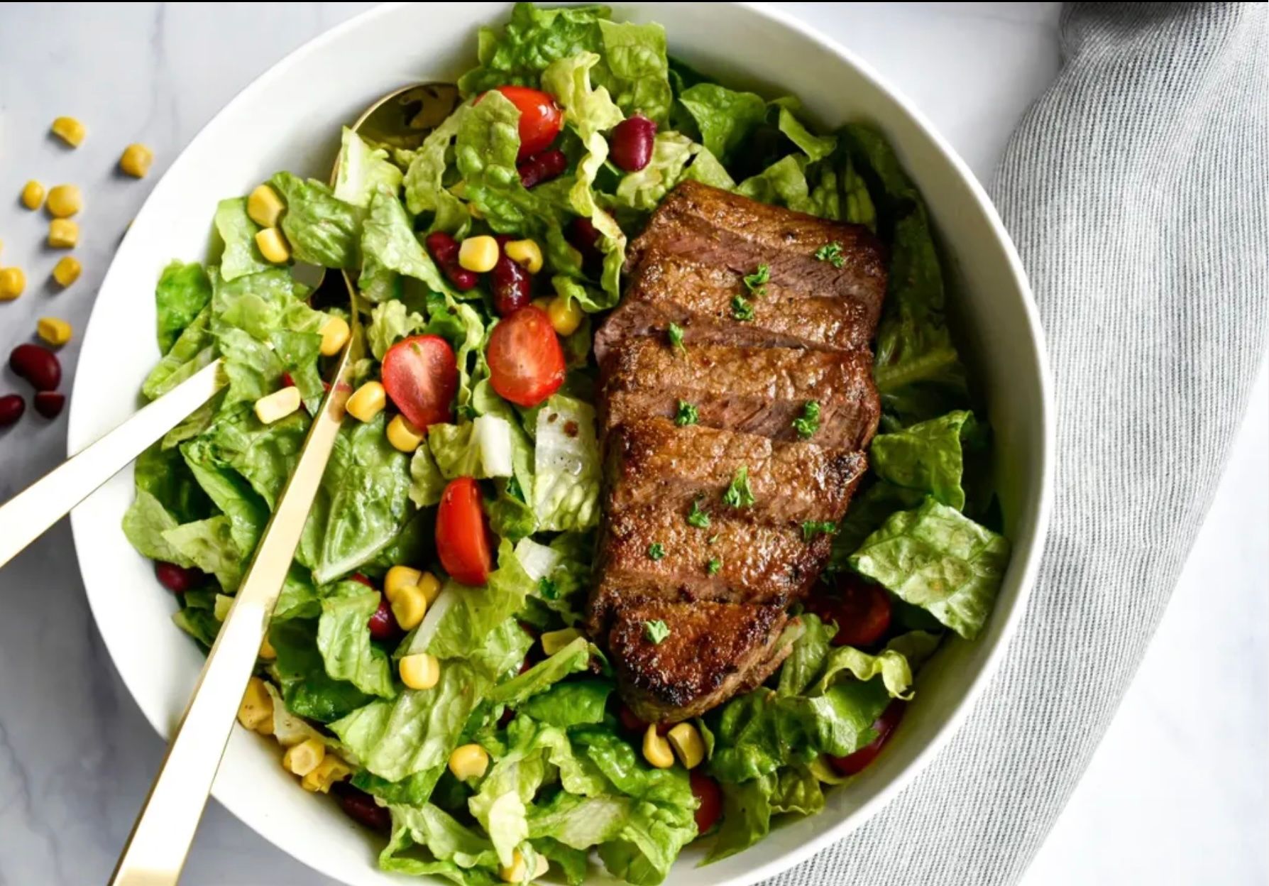 jautienos-kepsnys-su-salotomis