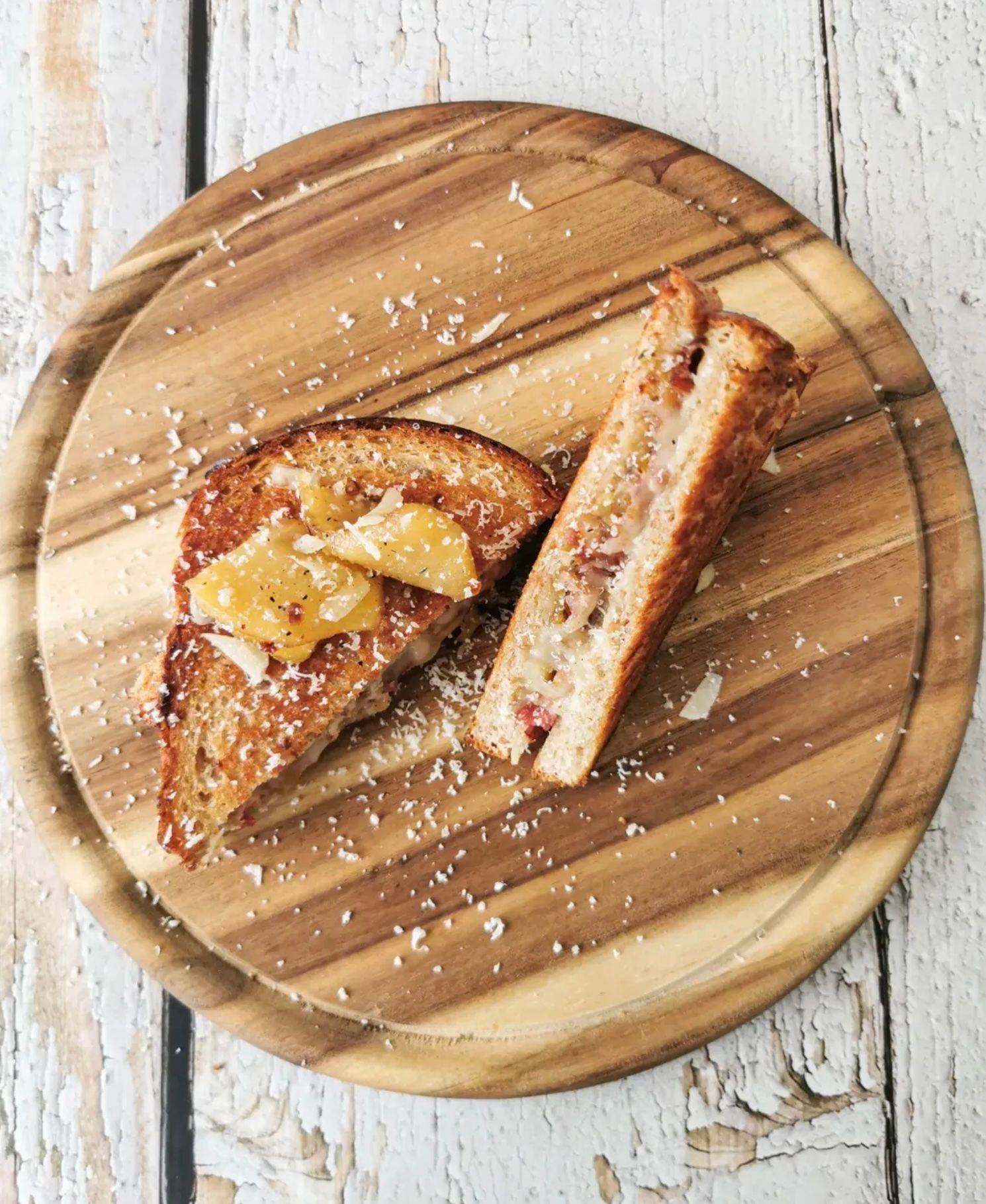 keptas-sumustinis-su-sonine-suriu-ir-karamelizuotais-obuoliais