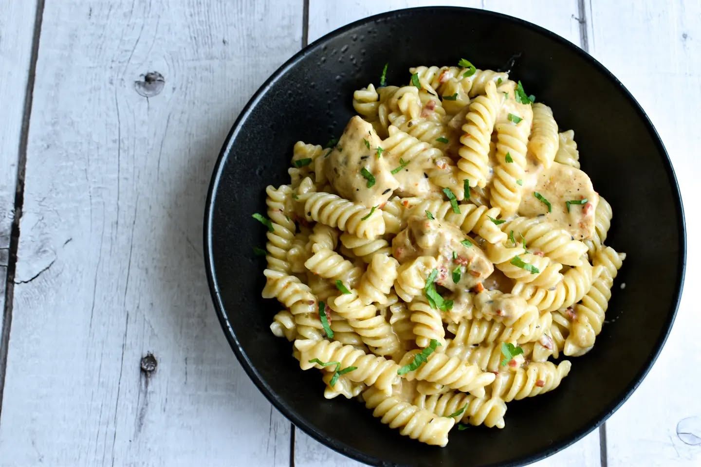 makaronai-su-vistiena-ir-sauleje-dziovintais-pomidorais