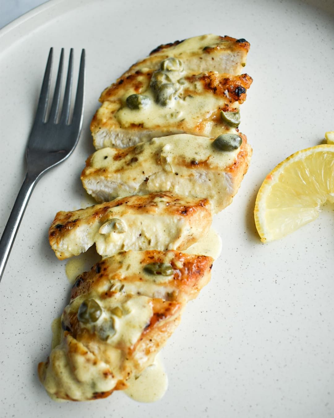 vistiena-kreminiame-padaze-su-kapareliais