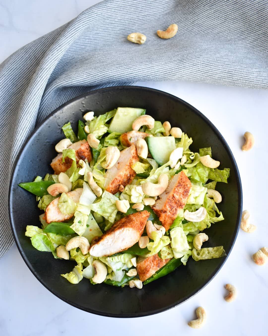 zalios-salotos-su-vistiena-ir-anakardziais